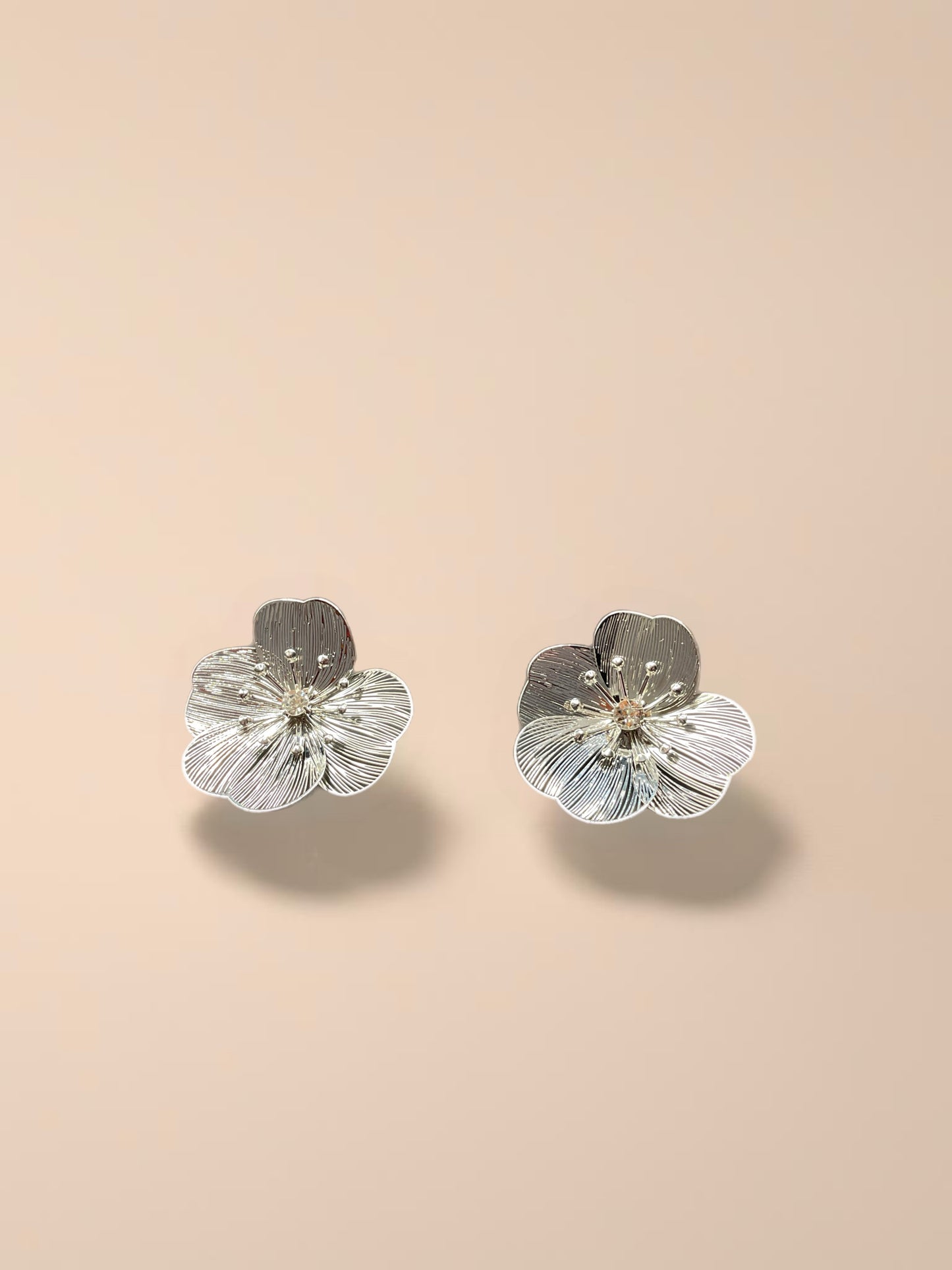 Flower sprout stud earrings