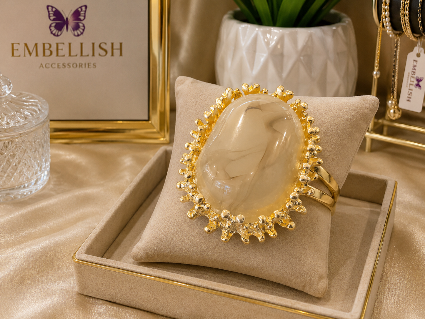 Pretty In Power Cuff - Bracelet